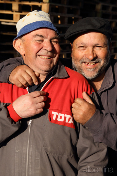 Dioni y Pepe de buen humor tras un día duro de trabajo.